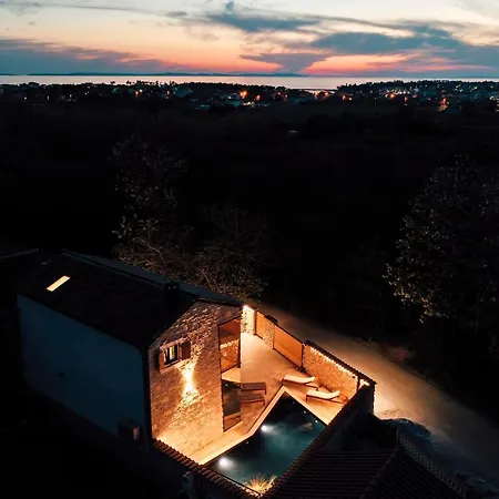 Casa Giulia With Heated Pool Привлака